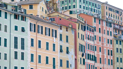 Gli edifici che compongono la cosiddetta Palazzata di Camogli, in Liguria.