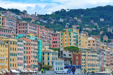 Gli edifici che compongono la cosiddetta Palazzata di Camogli, in Liguria.