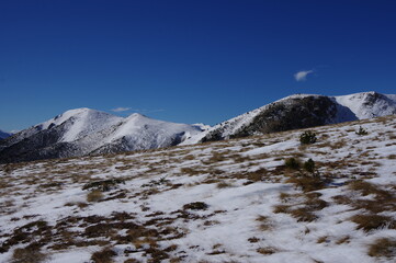 Fototapeta na wymiar Hautes montagnes avec neige dans le vallespir et conflent des Pyrénées avec cairn et balisage GR