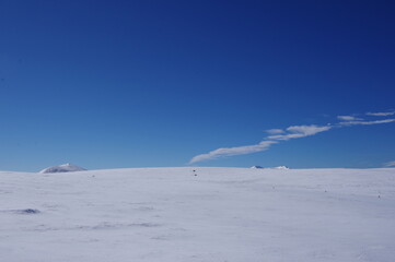 Hautes montagnes avec neige dans le vallespir et conflent des Pyrénées avec cairn et balisage GR