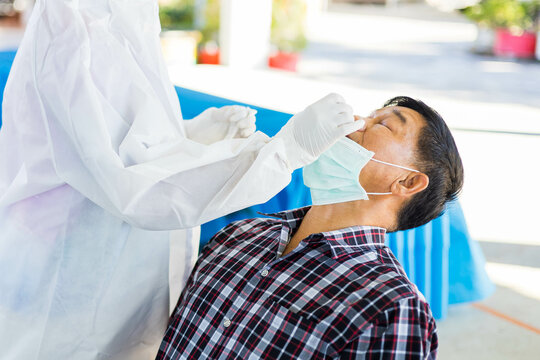 Doctor testing for COVID-19 with the use of an ATK test kit