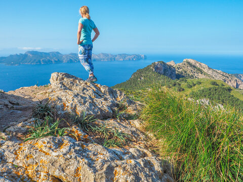 Talaia d'Alcudia (Mallorca) - Frau genie&szlig;t den Blick