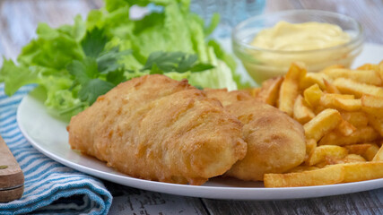 Fish and chips, sauce et salade