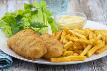 Fish and chips, sauce et salade