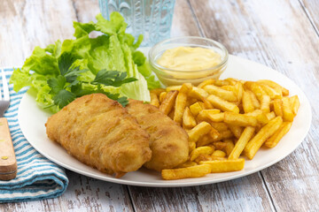 Fish and chips, sauce et salade