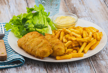 Fish and chips, sauce et salade