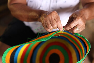 Manos de artesana panameña cociendo una cebadera, unas de las bolsas tradicionales de los hombres...