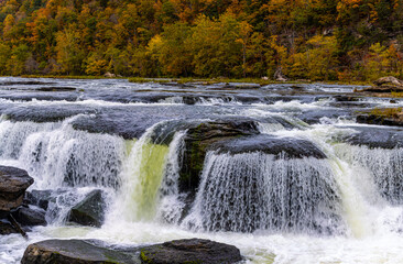 Obraz premium Sandstone Falls With Fall Color, New River Gorge National Park, West Virginia, USA