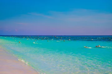 Foto op Plexiglas Seven Mile Beach, Grand Cayman Zwemmers in de Caribische Zee tijdens een wedstrijd bij Seven Mile Beach, Grand Cayman, Kaaimaneilanden