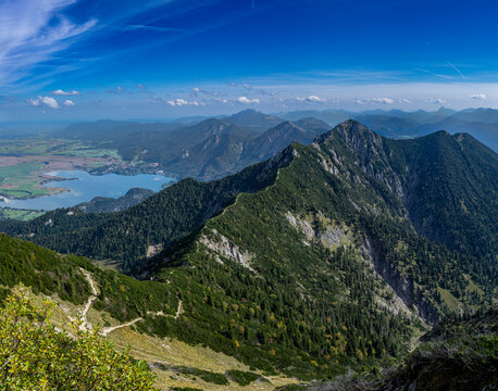 Blick vom Heimgarten bei Ohlstadt in Richtung Kochelsee, Herzogstand und Jochberg
