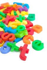 Lettres et chiffres en plastique colorés	