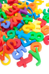 Lettres et chiffres en plastique colorés	