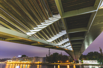 Naklejka premium Sous une passerelle de Liège