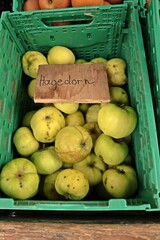 Hagedornäpfel in einer Obstkiste mit Schild