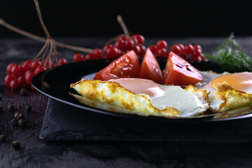 Scrambled eggs with tomatoes and herbs