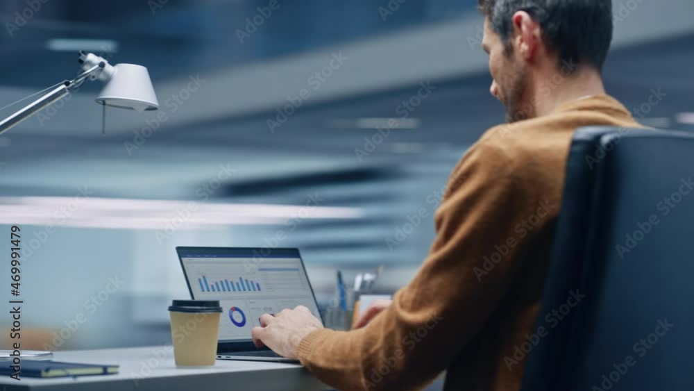 Poster 360 degree modern office: successful businessman sitting at his desk working on a laptop computer. h