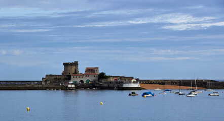 castillo en el puerto