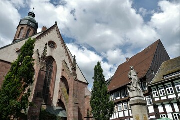 Obraz premium Marktkirche, Fachwerkhäuser und Till-Eulenspiegel-Denkmal am Marktplatz in Einbeck / Harz