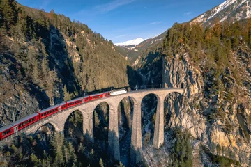 Papier Peint photo Viaduc de Landwasser Train en Suisse traversant le viaduc de Landwasser