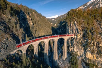 Lichtdoorlatende gordijnen Landwasserviaduct Trein in Zwitserland Over het Landwasserviaduct