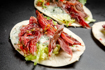 tacos with smoked beef, vegetables and white sauce
