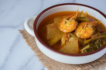 Yellow Curry with shrimp (Kaeng Som) Shrimp and vegetables mixed with local Thai food in a cup.