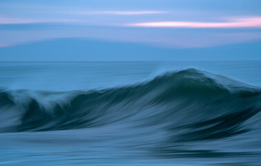 Fototapeta na wymiar blurry waves on the beach