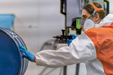 An employee of the painting shop prepares the element for painting,