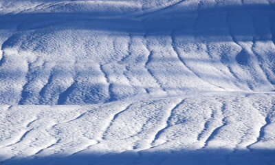 Winterliche Schneelandschaft verschneite H&uuml;gel, Schneetextur, Wintertextur, Hintergrund, blau graue Schneelandschaft	