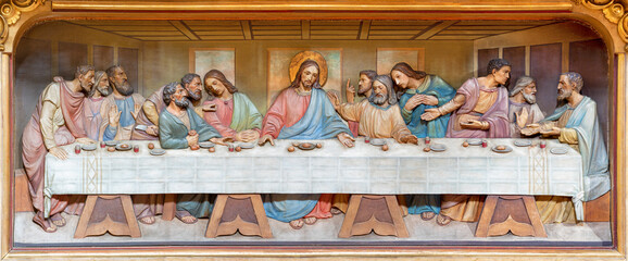 FORLÍ, ITALY - NOVEMBER 10, 2021:  The carved relief of Last Supper in the altar of church Basilica di San Pellegrino Laziosi  after Leonardo da Vinci by unknown artist. - obrazy, fototapety, plakaty