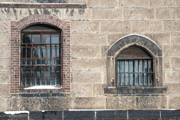 Fototapeta na wymiar ブロック倉庫の外壁の窓 