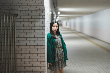 地下道を歩く若い女性