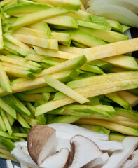 가늘게 썰은 채소 배경, 애호박