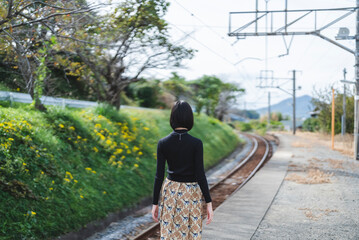 Obraz premium 田舎の街を散策する女性