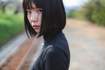散策するクールな女性