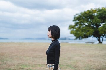 散策するクールな女性