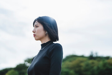 散策するクールな女性