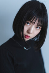 物静かでクールな女性
