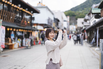 カメラを持って観光地を散策する女性