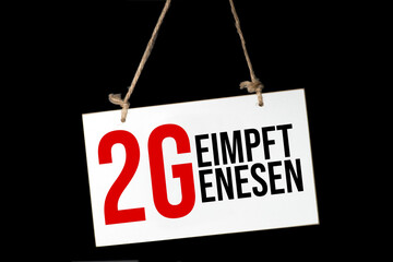 Eine Tafel weist auf 2G Regelung in der Covid-19 Pandemie