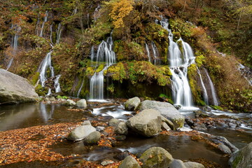 晩秋の滝の風景-日本、山梨県、吐竜の滝
