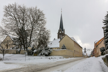 Fototapeta na wymiar blick auf die kirche mit weißem schnee in der winterzeit