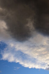 Obraz premium Wolkenschauspiel am Abendhimmel - Regenwolken - Gewitterwolken 