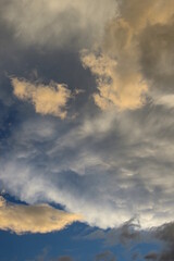 Fototapeta na wymiar Wolkenschauspiel am Abendhimmel - Regenwolken - Gewitterwolken 