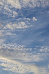 Weiße Schäfchenwolken am Abendhimmel, faszinierende Wolken vor blauen Himmel