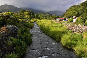 Fototapeta na wymiar Río Caldera, a su paso por el municipio de Boquete, en el oeste de Panamá
