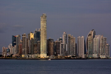 Skyline nocturno de la ciudad nueva de Panamá City, capital de Panamá en centroamérica 