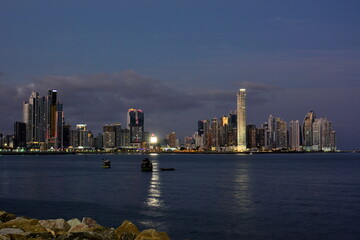 Naklejka premium Skyline nocturno de la ciudad nueva de Panamá City, capital de Panamá en centroamérica 