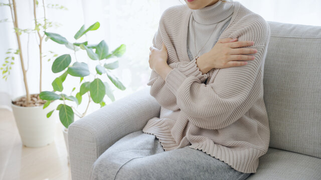 寒がる冷え性のミドル女性