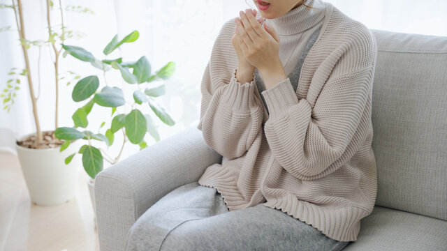 寒がる冷え性のミドル女性